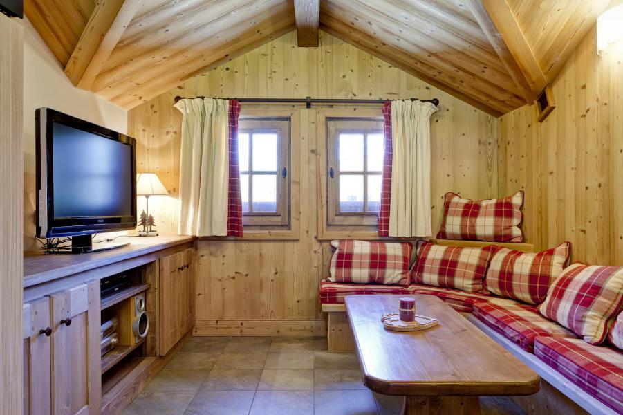 Rent in ski resort 3 room duplex chalet 6 people - Chalet Carlina Extension - La Tania - Living room