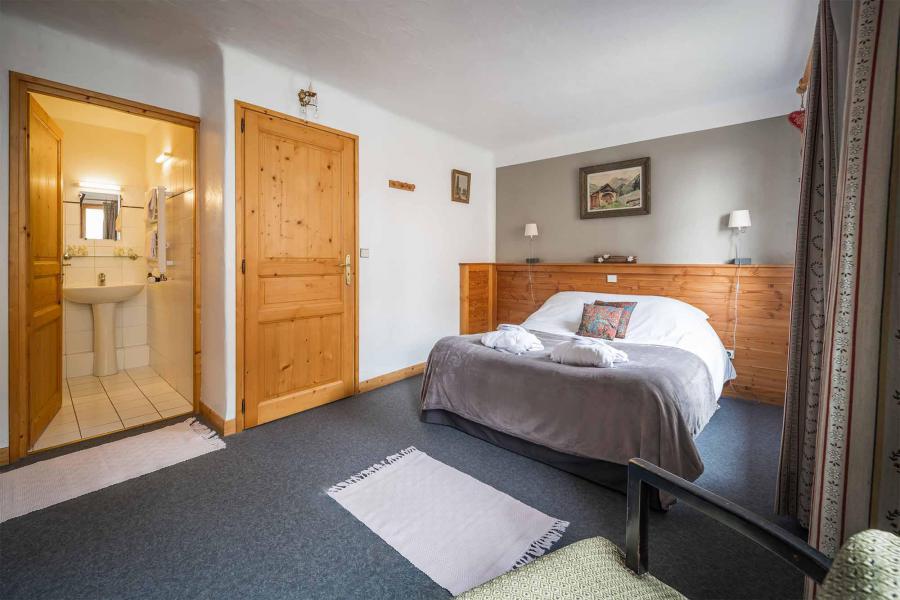 Rent in ski resort Chalet Charmille - La Tania - Bedroom