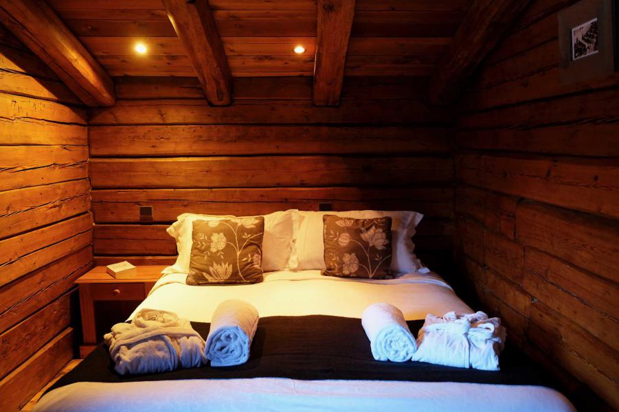 Rent in ski resort Chalet Elliot Est - La Tania - Bedroom under mansard