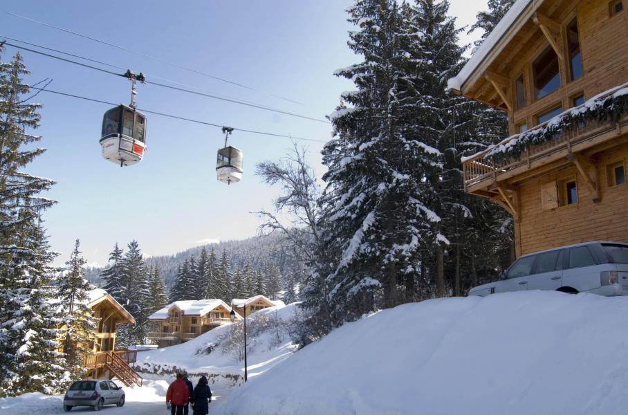 Аренда на лыжном курорте Les Chalets de la Tania - La Tania - зимой под открытым небом