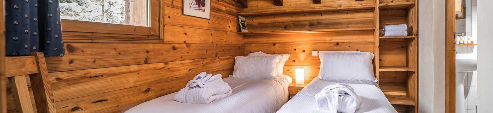 Rent in ski resort Chalet Morgane - La Tania - Bedroom under mansard
