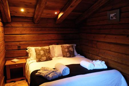 Rent in ski resort Chalet Elliot Est - La Tania - Bedroom under mansard