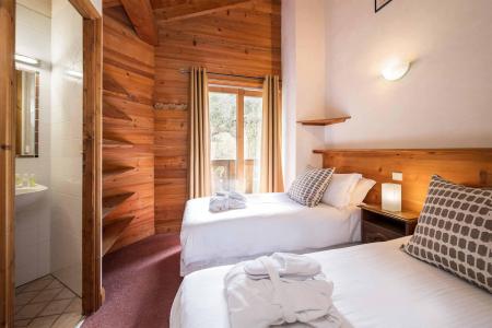 Rent in ski resort Chalet Léa - La Tania - Bedroom