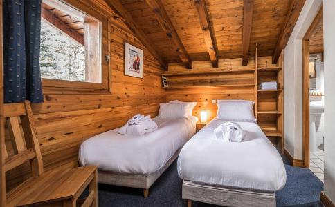 Rent in ski resort Chalet Morgane - La Tania - Bedroom under mansard