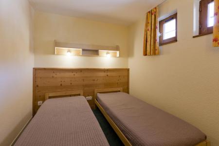 Rent in ski resort 4 room duplex apartment 9 people (1112) - Résidence Grand Bois - La Tania - Bedroom