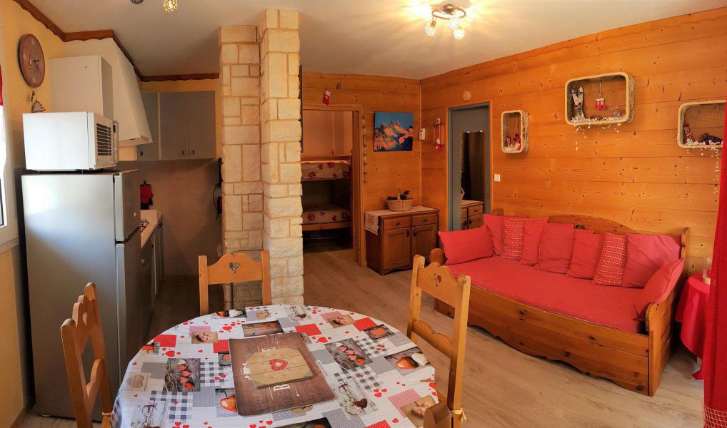 Rent in ski resort 2 room apartment sleeping corner 5 people - Chalet Belledonne - La Toussuire - Table