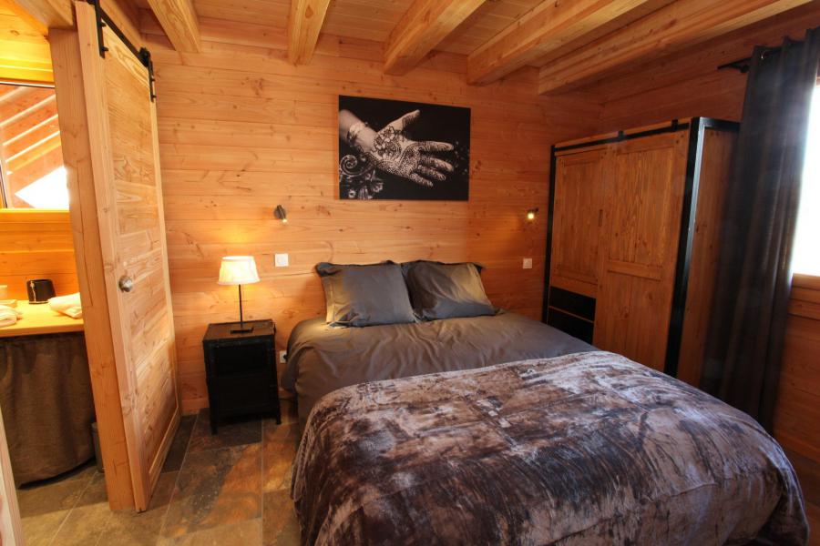 Rent in ski resort 6 room duplex chalet 14 people - Chalet le Cocoon - La Toussuire - Bedroom