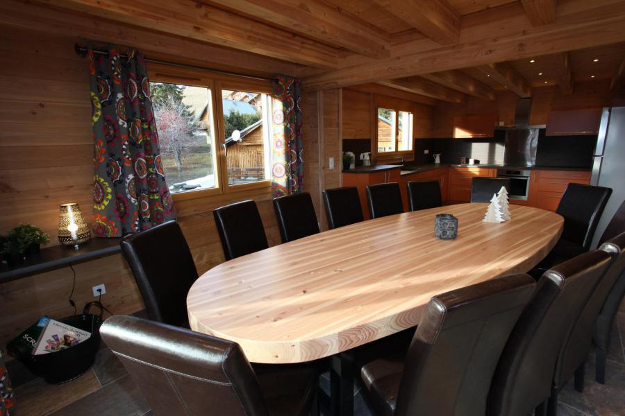 Rent in ski resort 6 room duplex chalet 14 people - Chalet le Cocoon - La Toussuire - Table