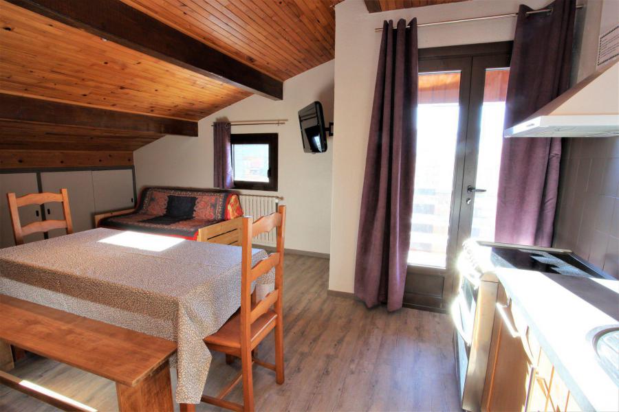 Rent in ski resort 3 room apartment 6 people - Chalet les Embrunes - La Toussuire - Living room