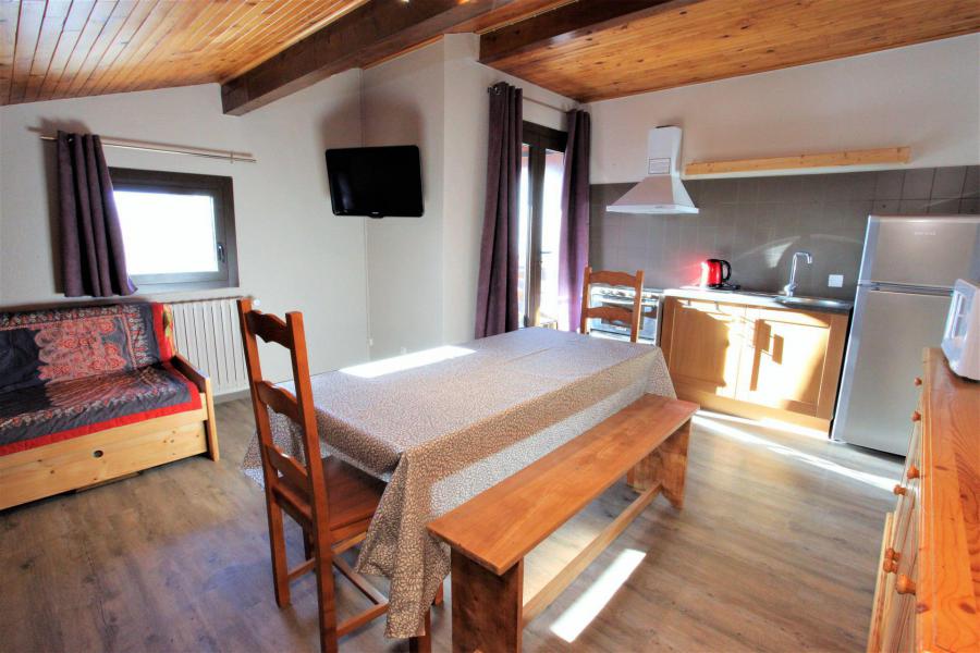 Rent in ski resort 3 room apartment 6 people - Chalet les Embrunes - La Toussuire - Table