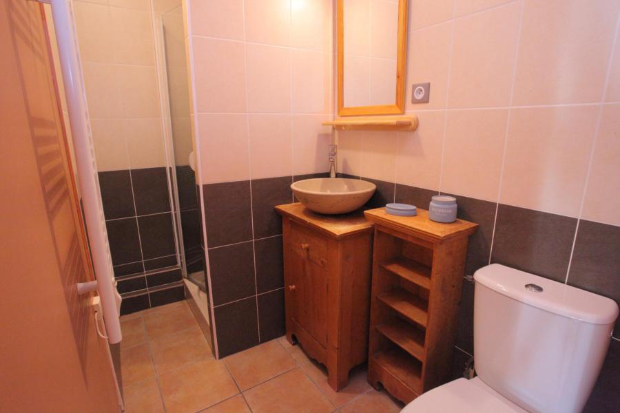 Rent in ski resort Studio sleeping corner 6 people (A4/131) - Résidence Corbier - La Toussuire - Shower room