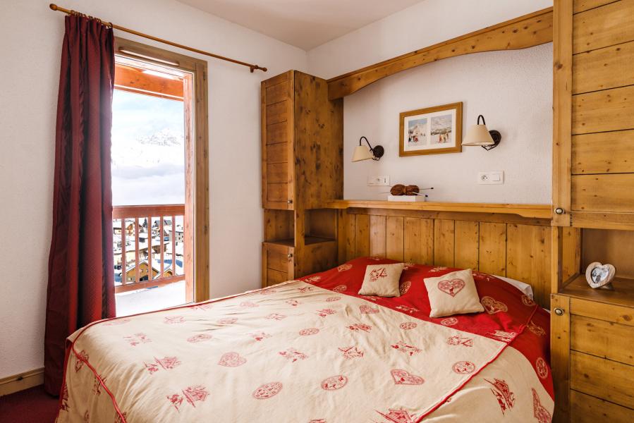Rent in ski resort Résidence Lagrange les Hauts de Comborcière - La Toussuire - Bedroom