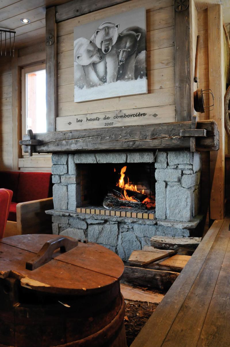 Rent in ski resort Résidence Lagrange les Hauts de Comborcière - La Toussuire - Fireplace