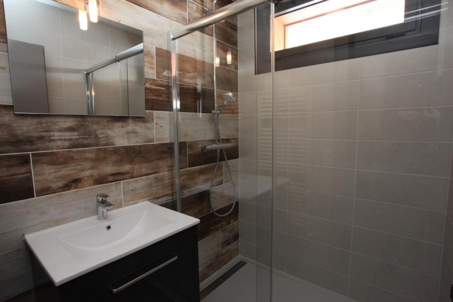 Rent in ski resort 2 room apartment sleeping corner 6 people (LYS2) - Résidence le Floral - La Toussuire - Shower room