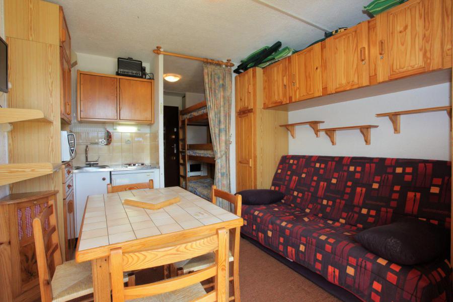 Rent in ski resort Studio sleeping corner 4 people (B43) - Résidence le Plein-Soleil - La Toussuire - Living room