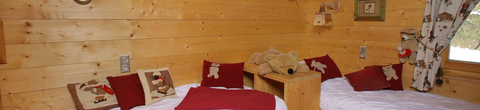 Rent in ski resort Chalet Jardin d'Hiver - La Toussuire - Bedroom under mansard