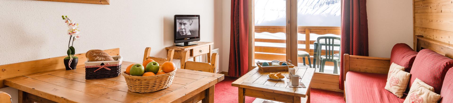 Rent in ski resort Résidence Lagrange les Hauts de Comborcière - La Toussuire - Living room