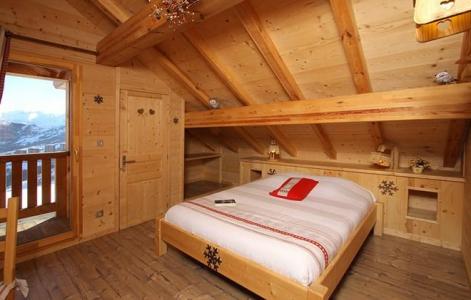 Rent in ski resort Chalet le Reflet des Aiguilles - La Toussuire - Bedroom