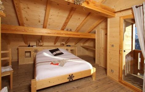 Rent in ski resort Chalet le Reflet des Aiguilles - La Toussuire - Bedroom under mansard