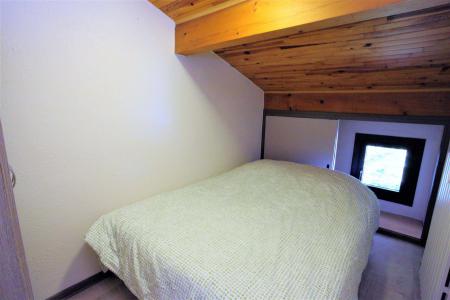 Rent in ski resort 3 room apartment 6 people - Chalet les Embrunes - La Toussuire - Bedroom