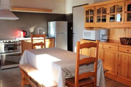 Rent in ski resort 3 room apartment 6 people - Chalet les Embrunes - La Toussuire - Table