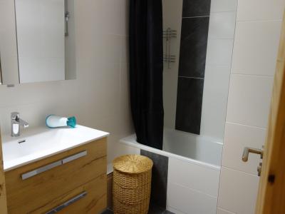 Rent in ski resort 3 room apartment 6 people (1) - Champ Bozon - La Toussuire - Shower room