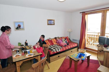 Rent in ski resort Les Chalets Goélia - La Toussuire - Living room