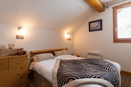 Rent in ski resort Résidence Lagrange les Balcons des Aiguilles - La Toussuire - Bedroom under mansard