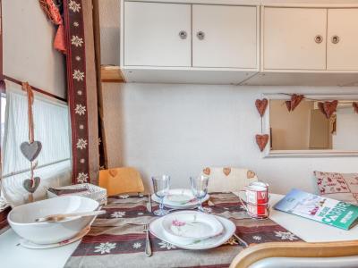 Ski verhuur Appartement 1 kamers 2 personen (87) - Vostok Zodiaque - Le Corbier - Tafel