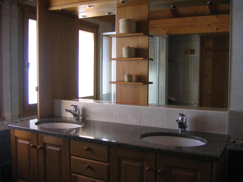 Rent in ski resort 7 room chalet 14 people - Chalet Berceau des Pistes - Le Grand Bornand - Shower room