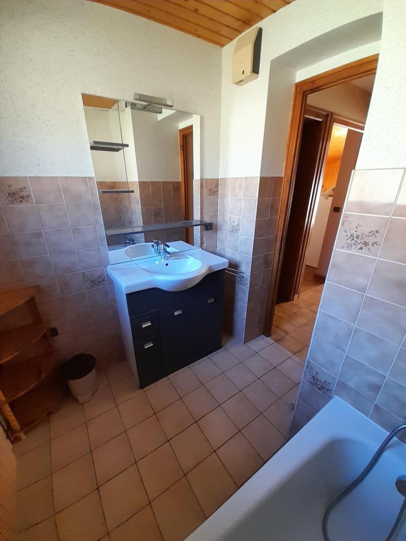 Rent in ski resort Chalet Charvin - Le Grand Bornand - Bathroom
