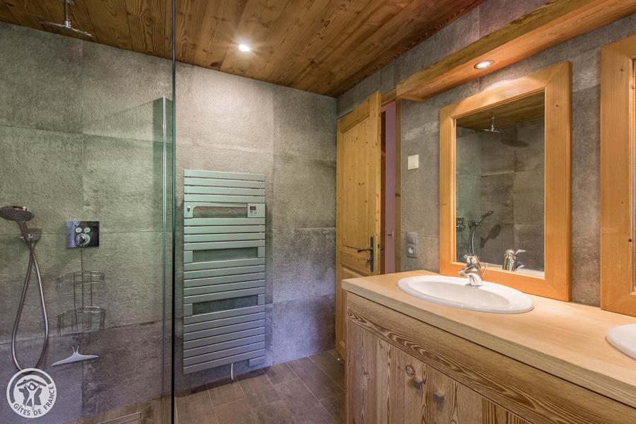 Rent in ski resort 7 room duplex chalet 14 people - Chalet le Marjency - Le Grand Bornand - Shower room