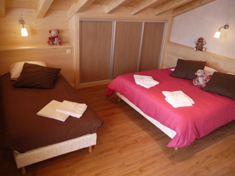 Rent in ski resort 5 room chalet 10 people (001) - Chalet Panorama - Le Grand Bornand - Bedroom