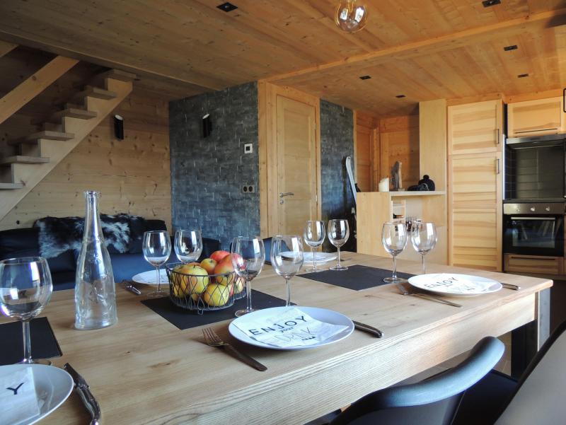 Rent in ski resort 3 room duplex apartment 6 people - Chalet Socali - Le Grand Bornand - Table