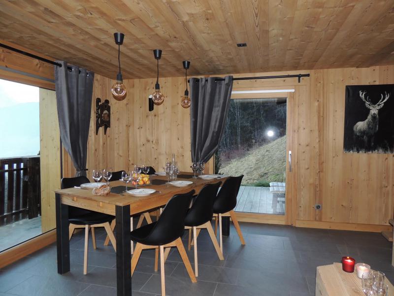 Alquiler al esquí Apartamento dúplex 3 piezas 6 personas - Chalet Socali - Le Grand Bornand - Mesa