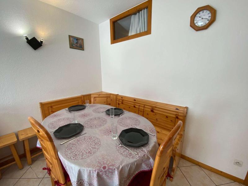 Rent in ski resort Studio cabin 6 people (014) - Résidence Alpina - Le Grand Bornand - Living room