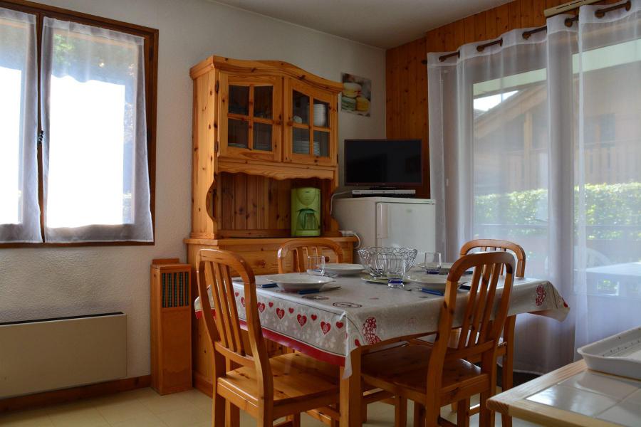 Ski verhuur Appartement 2 kamers bergnis 6 personen (017) - Résidence Isatis - Le Grand Bornand - Woonkamer