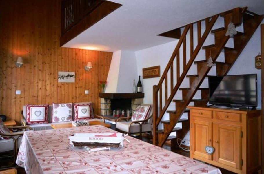 Rent in ski resort 3 room apartment 6 people (ZUIDERENT - BLOM) - Résidence la Piste Rouge A - Le Grand Bornand - Table