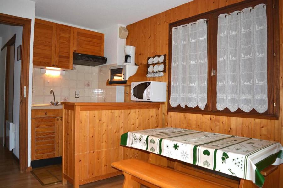 Rent in ski resort Studio sleeping corner 4 people (001) - Résidence le Carlina - Le Grand Bornand - Table
