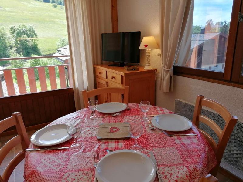 Rent in ski resort 2 room apartment sleeping corner 5 people (540) - Résidence les Busserolles - Le Grand Bornand - Table