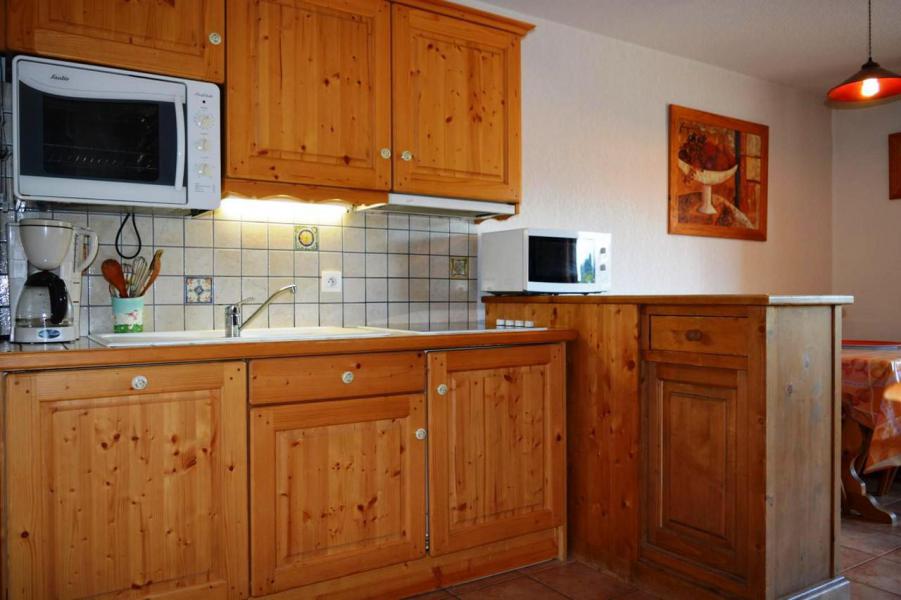 Ski verhuur Appartement 3 kamers 6 personen (B8) - Résidence les Pistes du Soleil B - Le Grand Bornand - Keukenblok