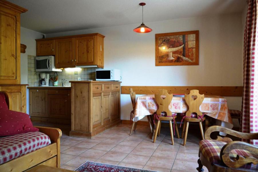 Ski verhuur Appartement 3 kamers 6 personen (B8) - Résidence les Pistes du Soleil B - Le Grand Bornand - Woonkamer