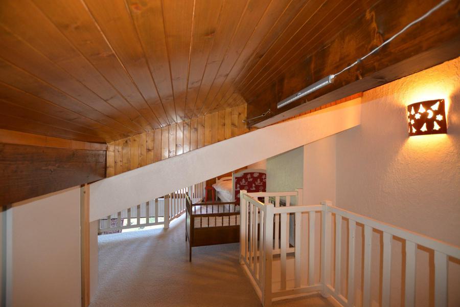 Location au ski Appartement 4 pièces 7 personnes (I2) - Résidence les Violettes - Le Grand Bornand - Mezzanine mansardée (-1,80 m)