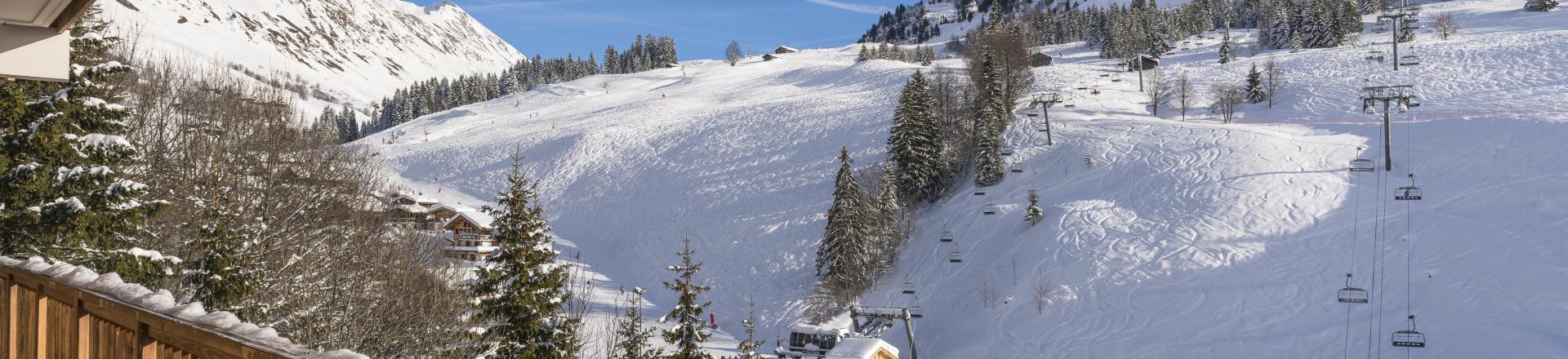 Location au ski Résidence le Roc des Tours - Le Grand Bornand - Extérieur hiver