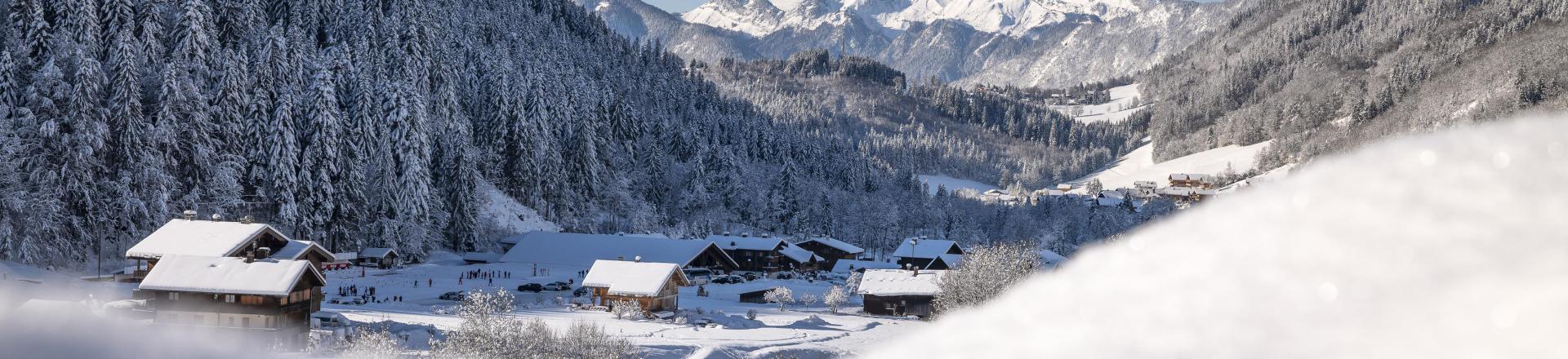 Аренда на лыжном курорте Résidence les Chalets de Joy - Le Grand Bornand - зимой под открытым небом