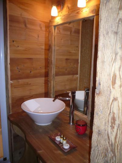 Rent in ski resort 4 room apartment 6 people (2) - Chalet Bon Vieux Temps - Le Grand Bornand - Wash-hand basin