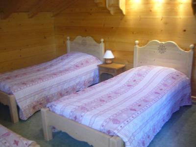 Rent in ski resort 7 room triplex chalet 13 people - Chalet de mon père - Le Grand Bornand - Bedroom under mansard