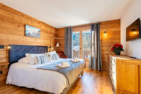 Rent in ski resort 6 room triplex chalet 12 people - Chalet Hartza - Le Grand Bornand - Bedroom