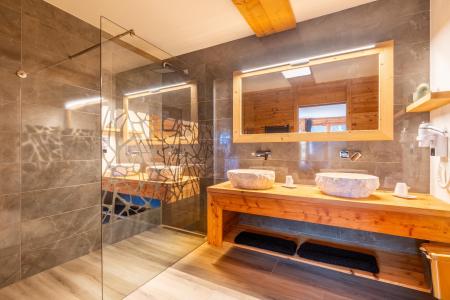 Rent in ski resort 6 room triplex chalet 12 people - Chalet Hartza - Le Grand Bornand - Shower room