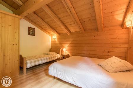 Rent in ski resort 7 room duplex chalet 14 people - Chalet le Marjency - Le Grand Bornand - Bedroom